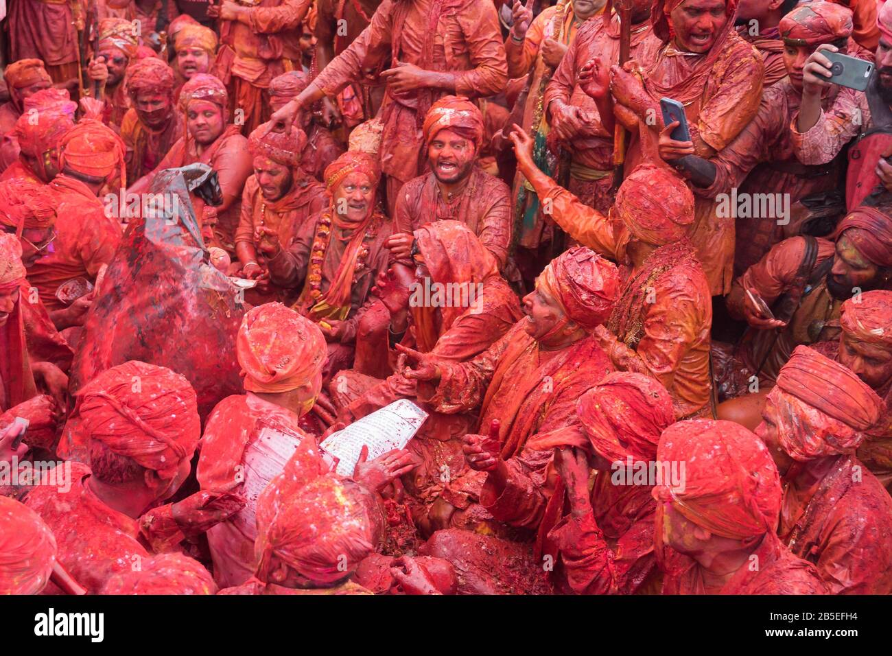 Nandgaon, Uttar Pradesh / Inde - Mar 05 2020: Les hommes de Nandgaon s'assoient dans un Samaaaaj ou une réunion communautaire pendant le festival de Hali Banque D'Images