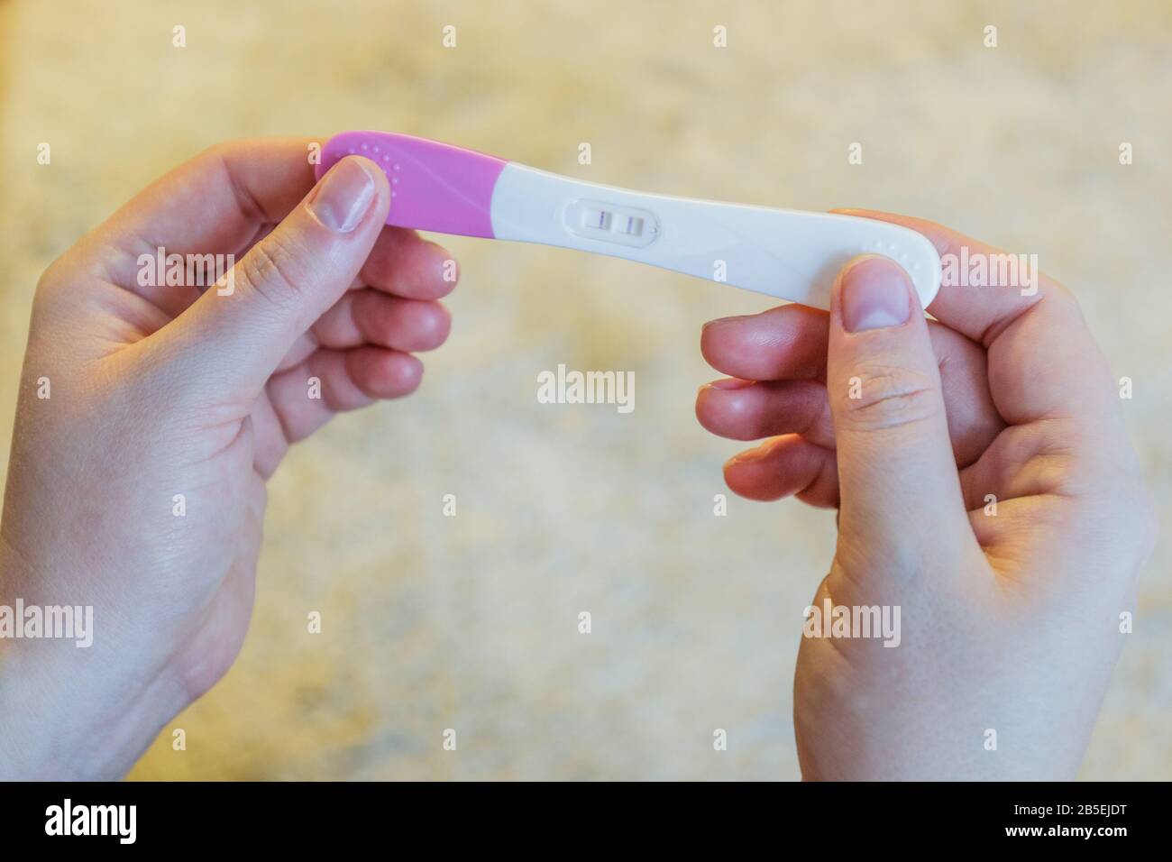 Femme ayant un test de grossesse positif. Maternité, grossesse, concept de contrôle des naissances. Banque D'Images