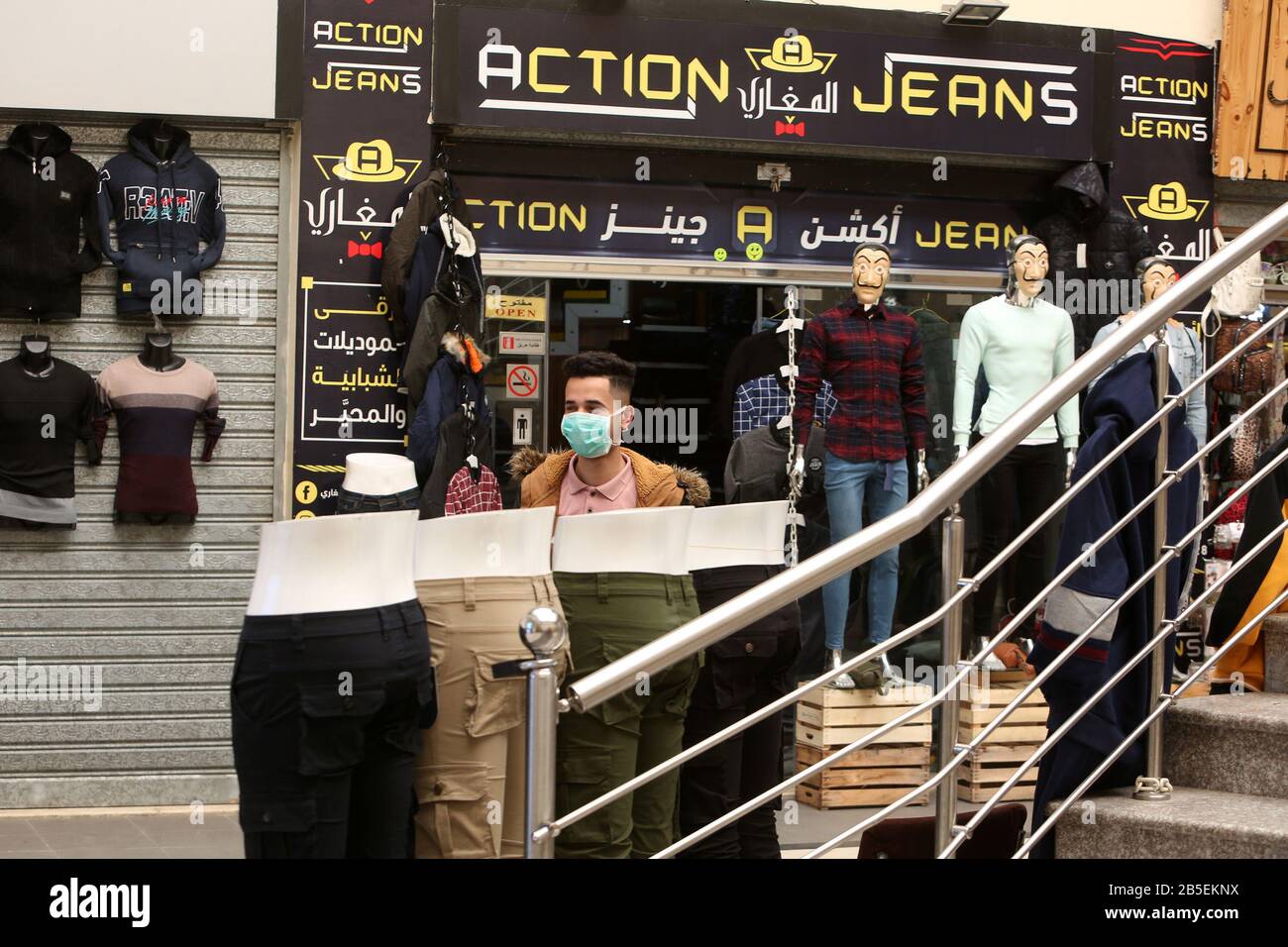 Les mannequins avec masques de visage exposés à l'extérieur d'une boutique de vêtements, dans la bande de Gaza, pour sensibiliser le public à la maladie du coronavirus COVID-19, le 8 mars 2020, Banque D'Images