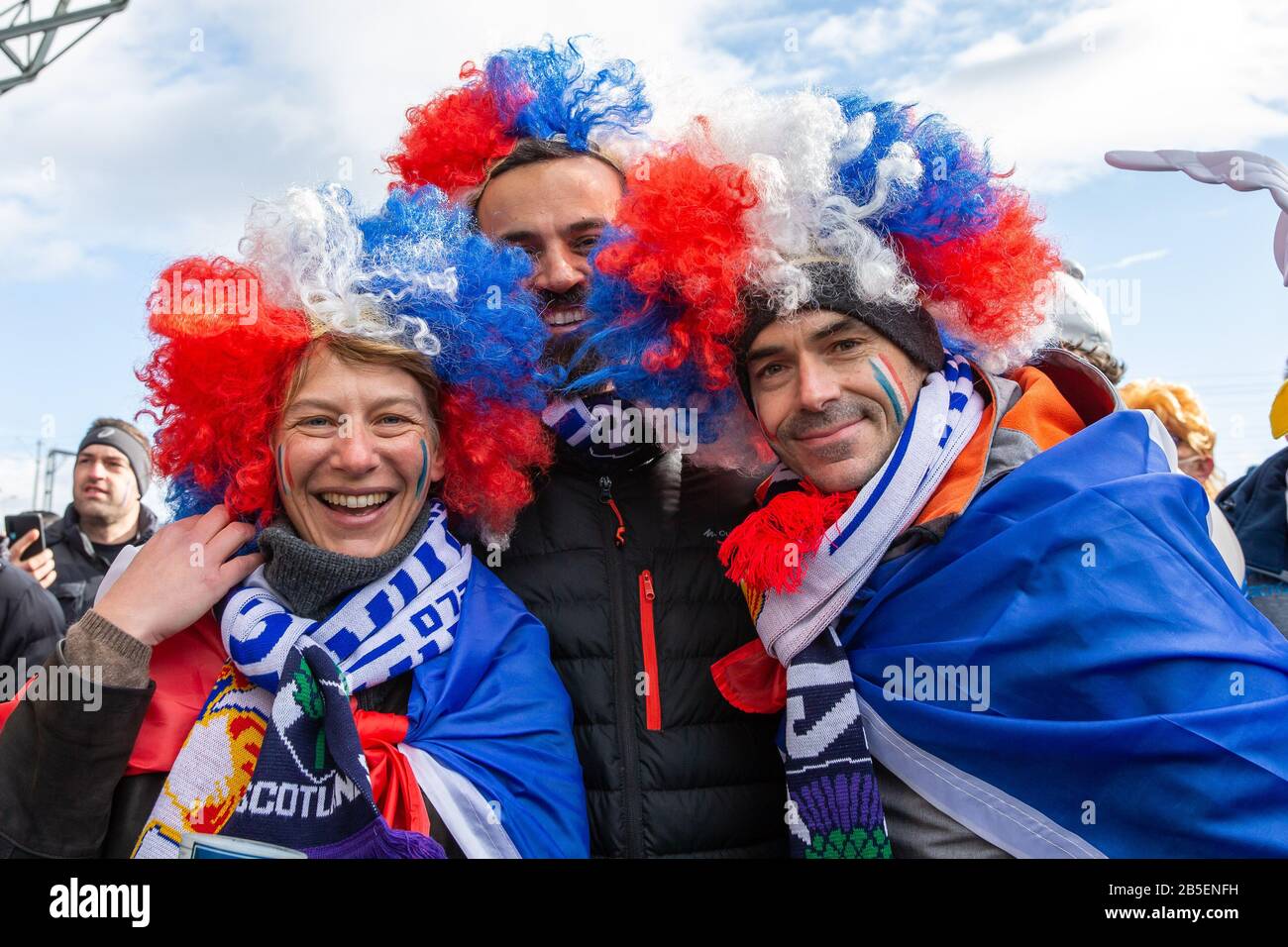 Murrayfield Stadium, Édimbourg, Royaume-Uni. 8 mars 2020. International Six Nations Rugby, Ecosse contre la France; fans français avec des perruques colorées en robe fantaisie crédit: Action plus Sports/Alay Live News Banque D'Images