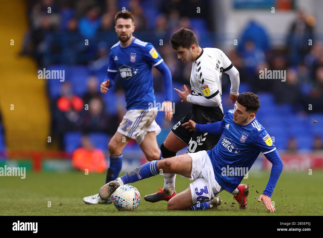 Armando Dobra de la ville d'Ipswich et Liam Walsh de Coventry City en action - Ipswich Town / Coventry City, Sky Bet League One, Portman Road, Ipswich, Royaume-Uni - 7 mars 2020 Usage éditorial Seulement - les restrictions de DataCo s'appliquent Banque D'Images