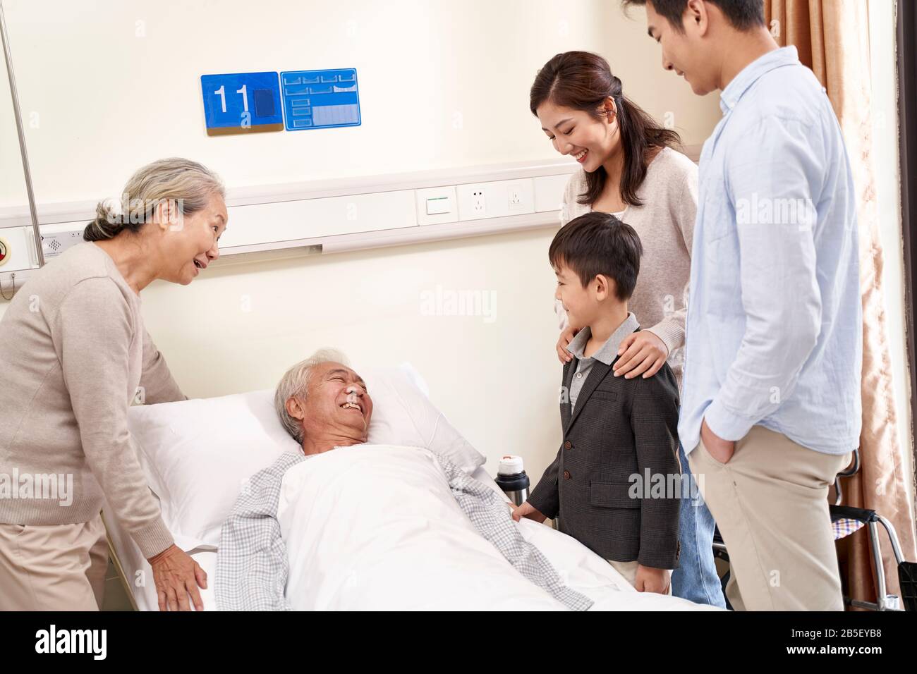 famille asiatique avec enfant visitant les grands-parents à l'hôpital Banque D'Images