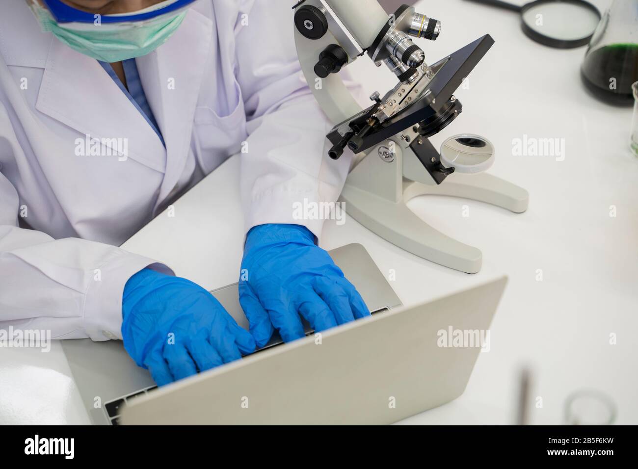 Les scientifiques étudient et examinent les microscopes dans les laboratoires pour développer des vaccins contre les virus. Banque D'Images