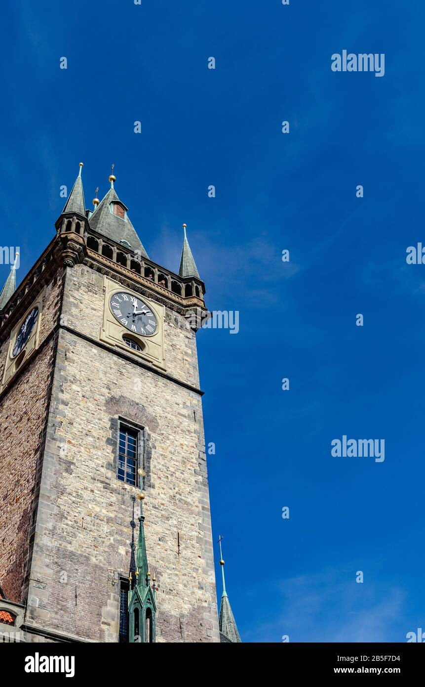 Tour Du Château Contre Le Ciel Banque D'Images