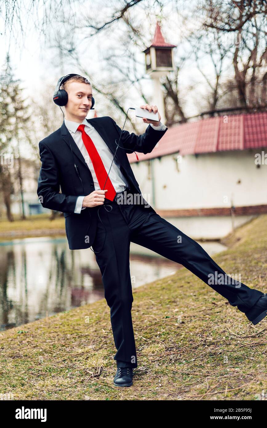 homme d'affaires dans le casque est la danse. le jeune homme se détend. indépendant se reposant Banque D'Images