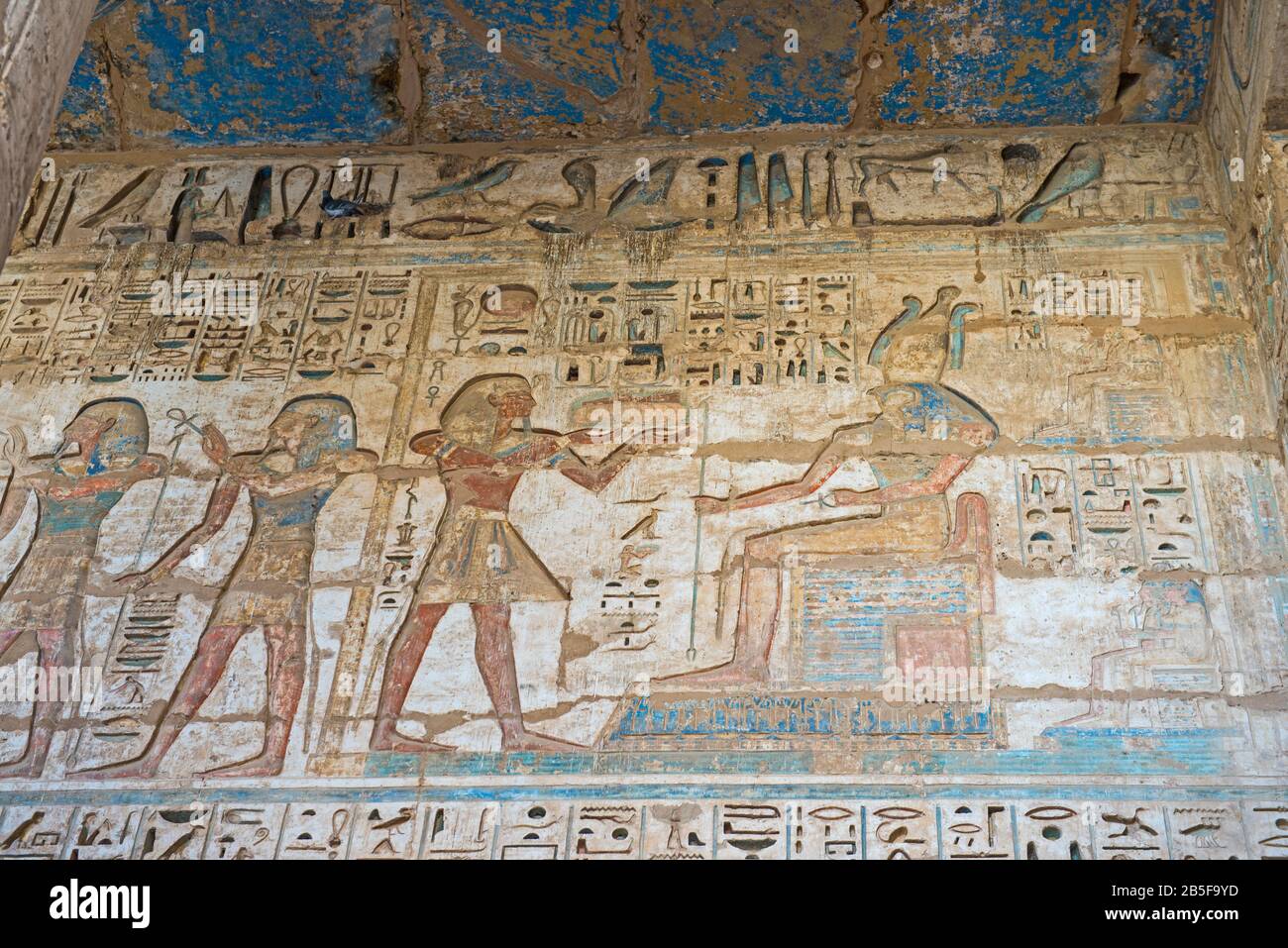 Hieroglypic a peint des sculptures sur le mur à l'ancien temple égyptien de Medinat Habu à Louxor Banque D'Images