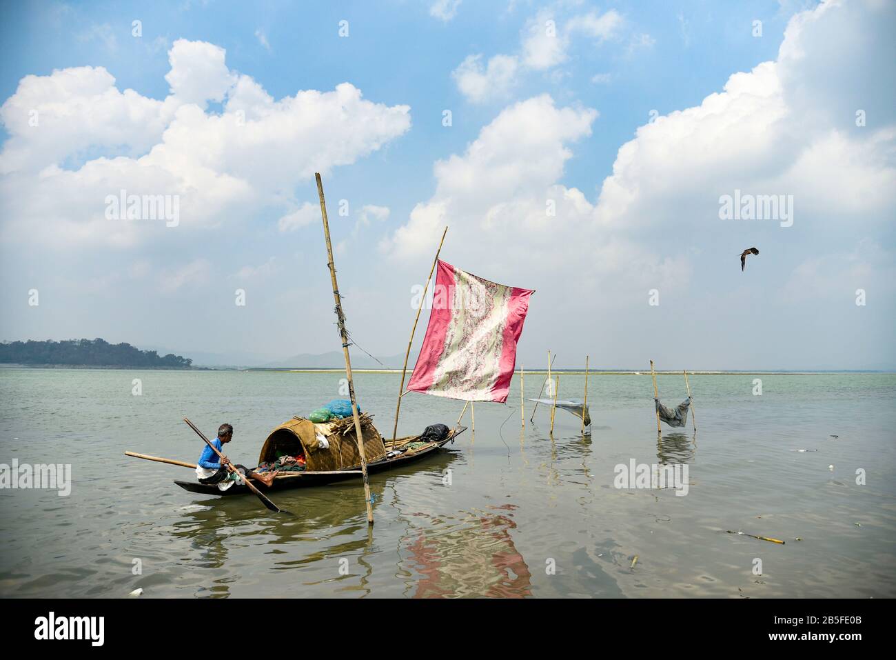 8 mars 2020, Guwahati, Assam, Inde: Pêcheurs sur son bateau dans la rivière Brahmapoutre. (Image Crédit : © David Talukdar/Zuma Wire) Banque D'Images