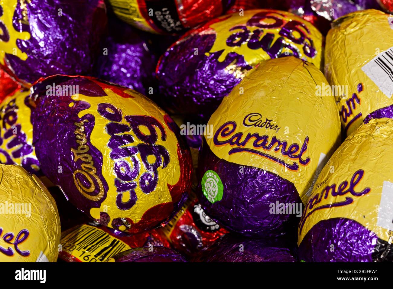 Les œufs de crème et de caramel de Cadbury Banque D'Images