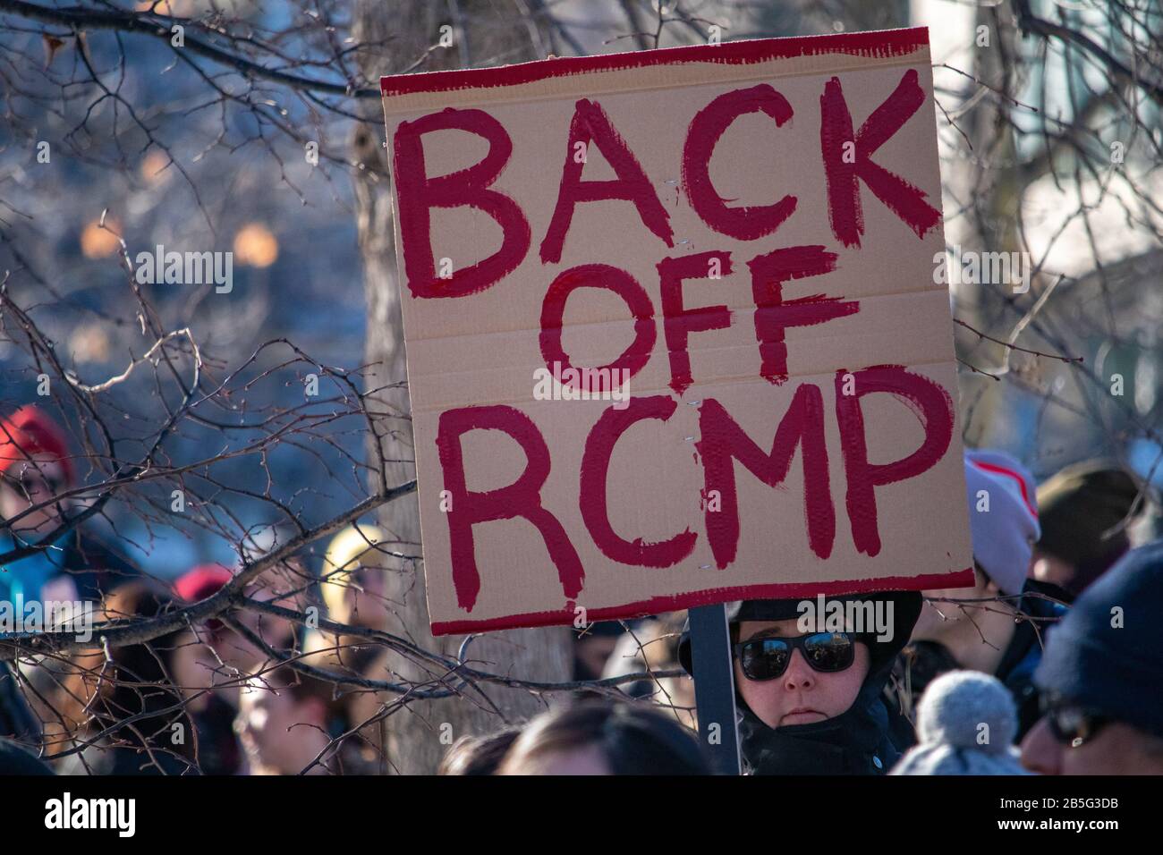 Ottawa (ONTARIO), CANADA - le 17 FÉVRIER 2019 : un panneau indique « Back Off GRC » lors d'une manifestation condamnant les actions de la police fédérale canadienne contre le people Banque D'Images