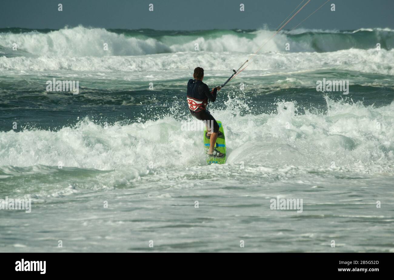 Kite surfeuse en vagues et en mer agitée à Lacanau-Océan, France Banque D'Images