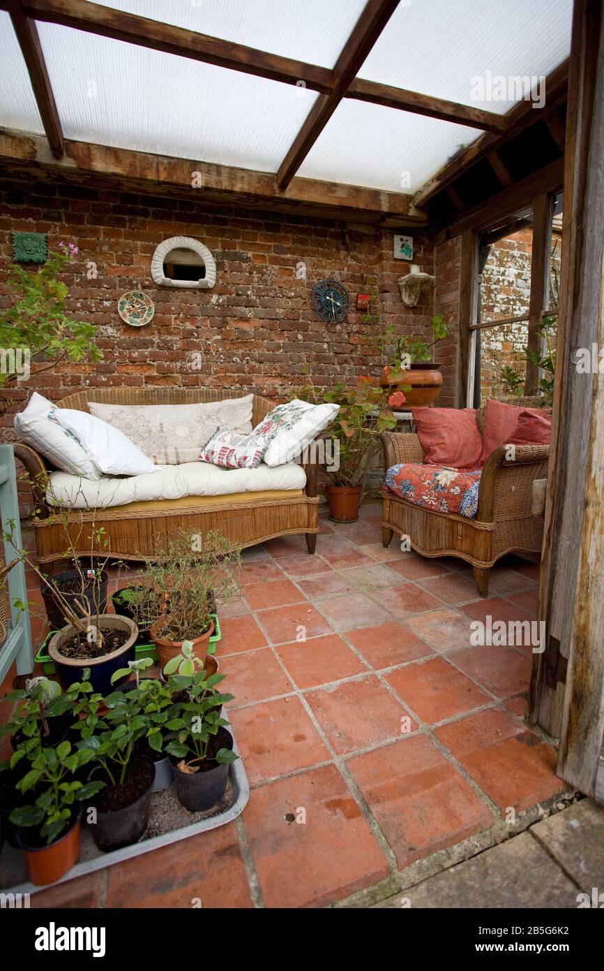 Intérieur de la maison d'été avec des plantes et un coin salon au printemps Banque D'Images