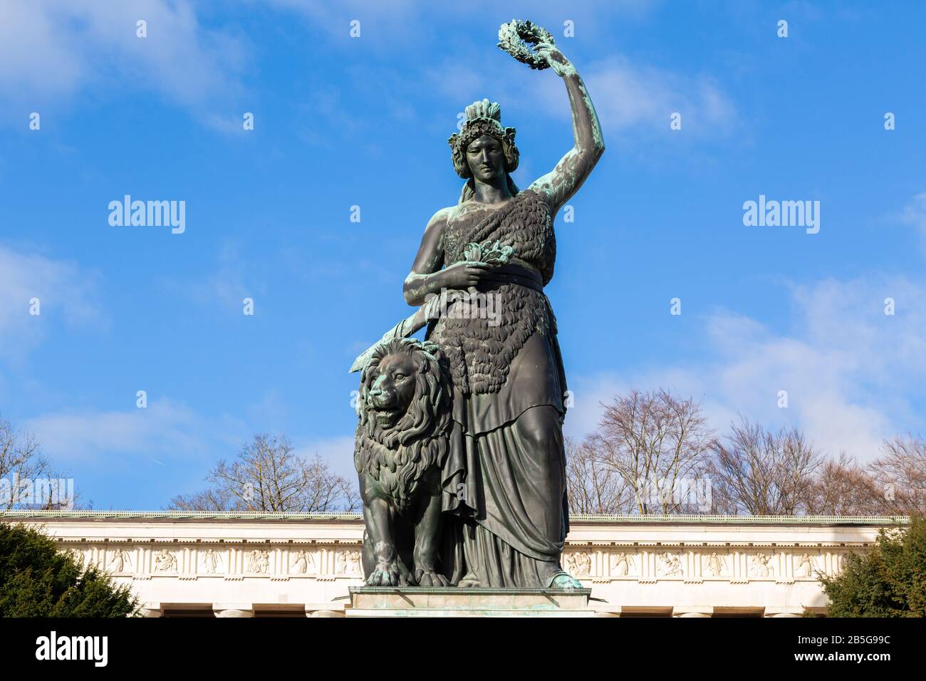 Près de la statue de la Bavière. Les deux figures - lion et femme - sont des représentations de la patrie bavaroise. Lieu touristique populaire. Espace de copie. Banque D'Images