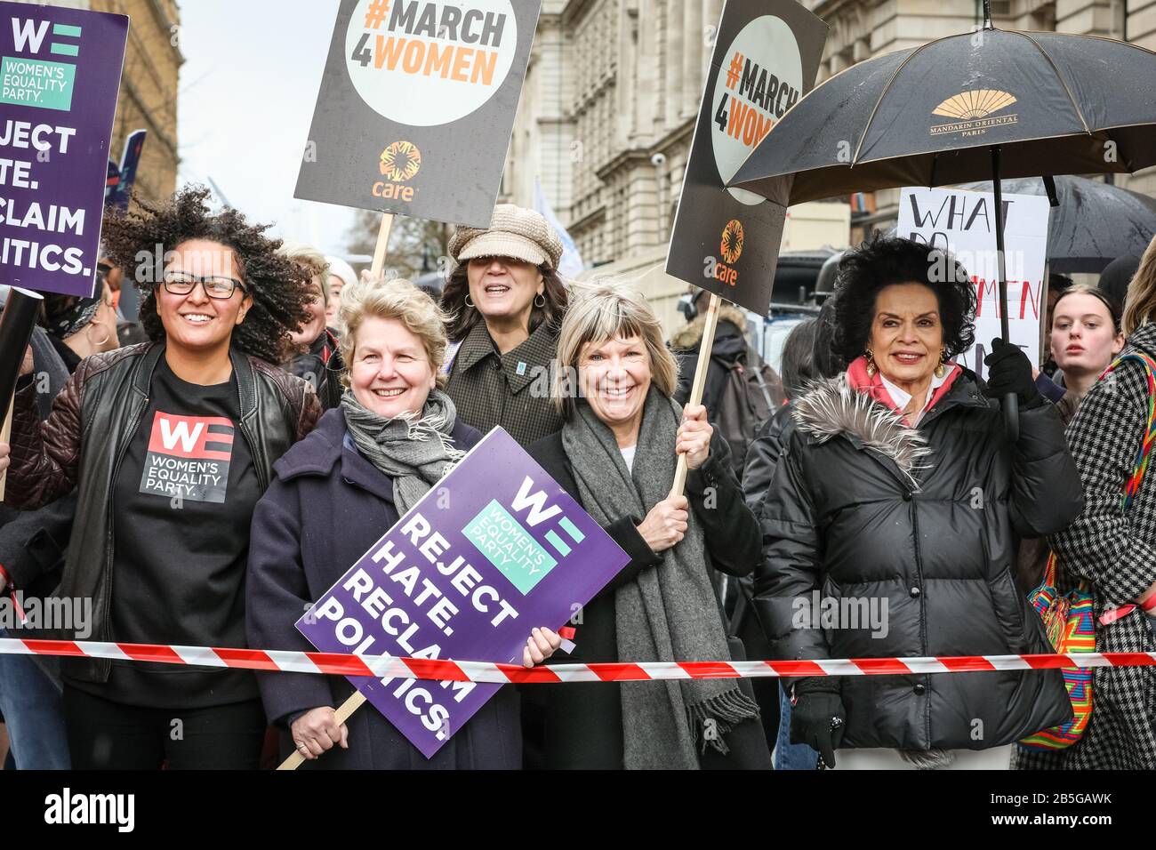 Londres, Royaume-Uni. 8 mars 2020. Au début de la marche, on retrouve le maire de Londres Sadiq Khan, la militante Bianca Jagger, La Comédienne Sandi Toksvik, la chanteuse Emeli Sande, l'acteur George McKay, la militante Dr. Shola Mos-Shogbaminmu et bien d'autres célébrités. Le marché des femmes à l'occasion de la Journée internationale de la femme 2020 voit des activistes se faire marcher pour l'égalité des sexes et les droits des femmes. La marche commence par un rallye d'ouverture à la Royal Festival Hall, qui accueille le (Festival des femmes du monde) et progresse à travers le Whitehall de Westminster et jusqu'à la place du Parlement. Crédit: Imagetraceur/Alay Live News Banque D'Images