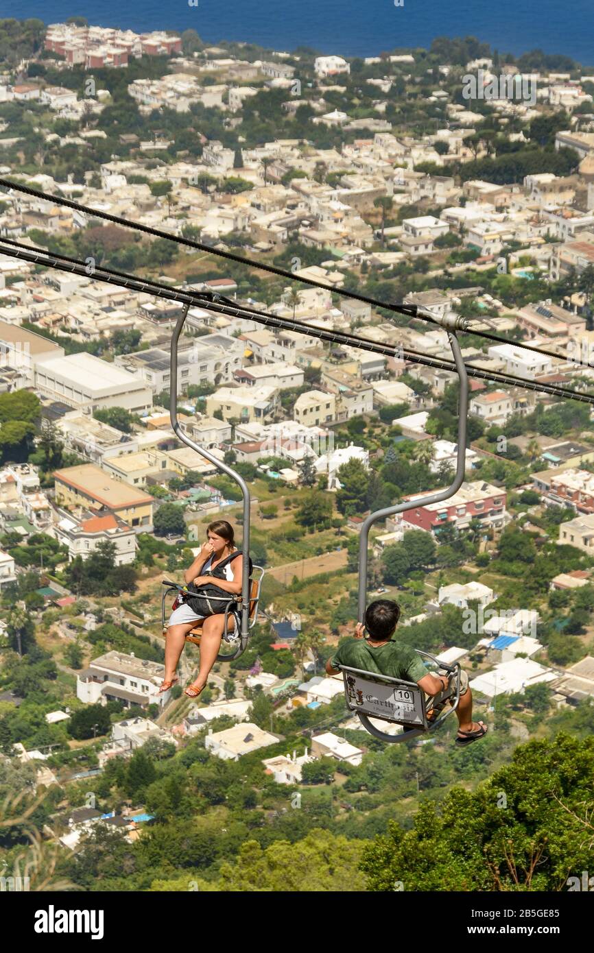 Anacapri, ILE DE CAPRI, ITALIE - AOÛT 2019: Les visiteurs sur un télésiège se rendant au sommet du Mont Solaro au-dessus d'Anacapri Banque D'Images