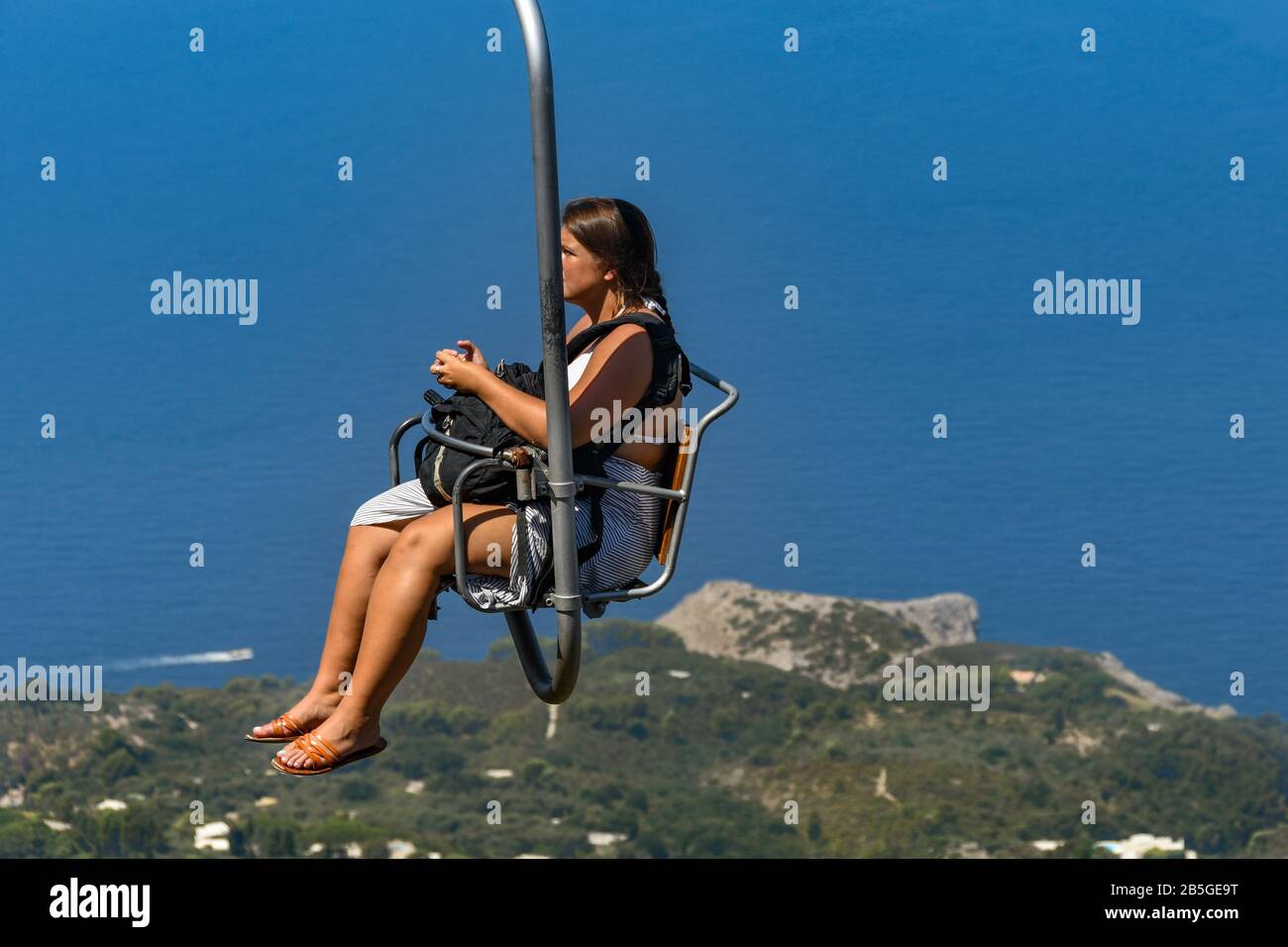 Anacapri, ILE DE CAPRI, ITALIE - AOÛT 2019: Personne sur un fauteuil de levage voyageant au sommet du mont Solaro au-dessus d'Anacapri Banque D'Images