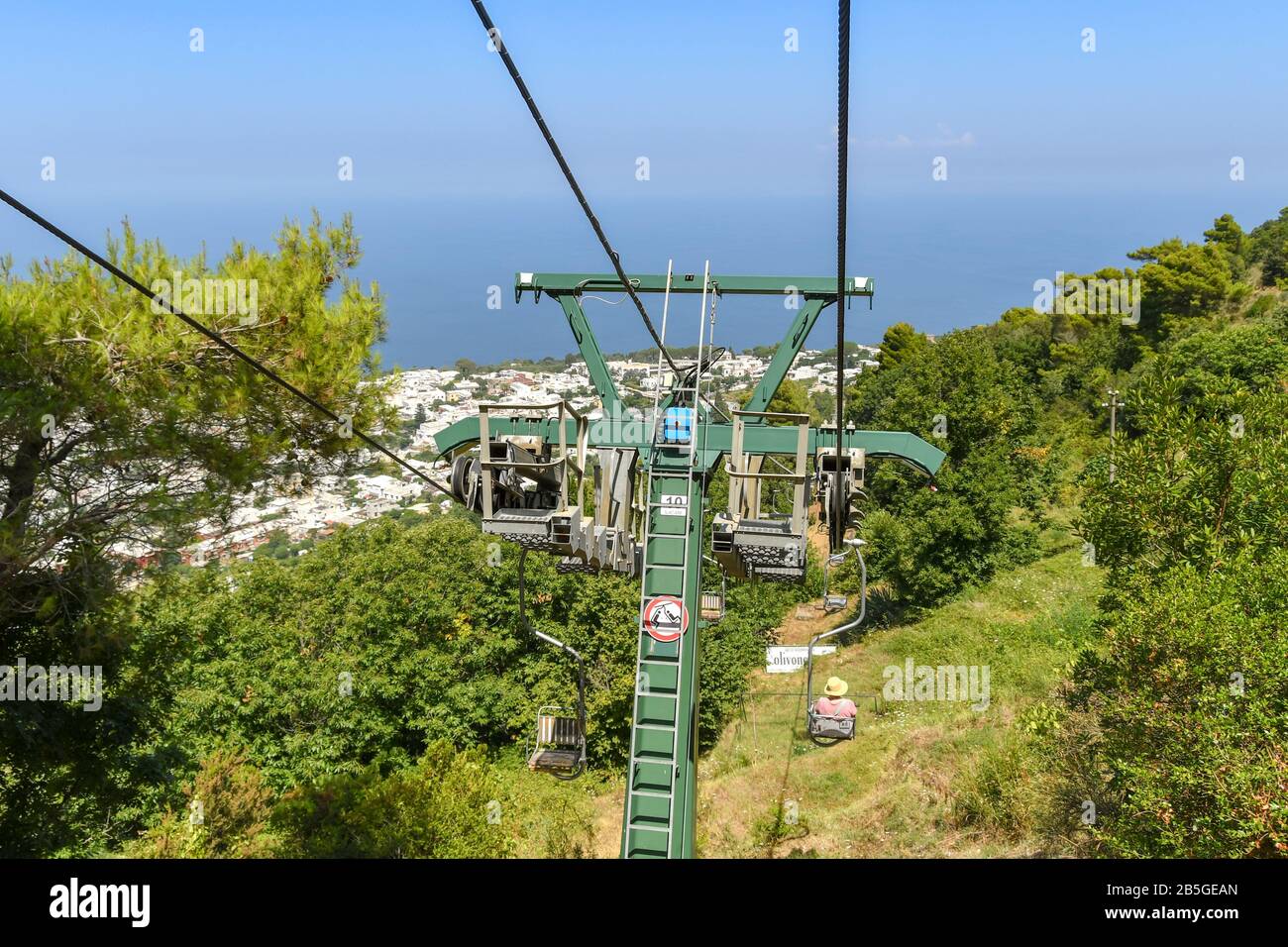 Anacapri, ILE DE CAPRI, ITALIE - AOÛT 2019: Pylon en acier soutenant des câbles sur le télésiège qui se rend au sommet du mont Solaro Banque D'Images