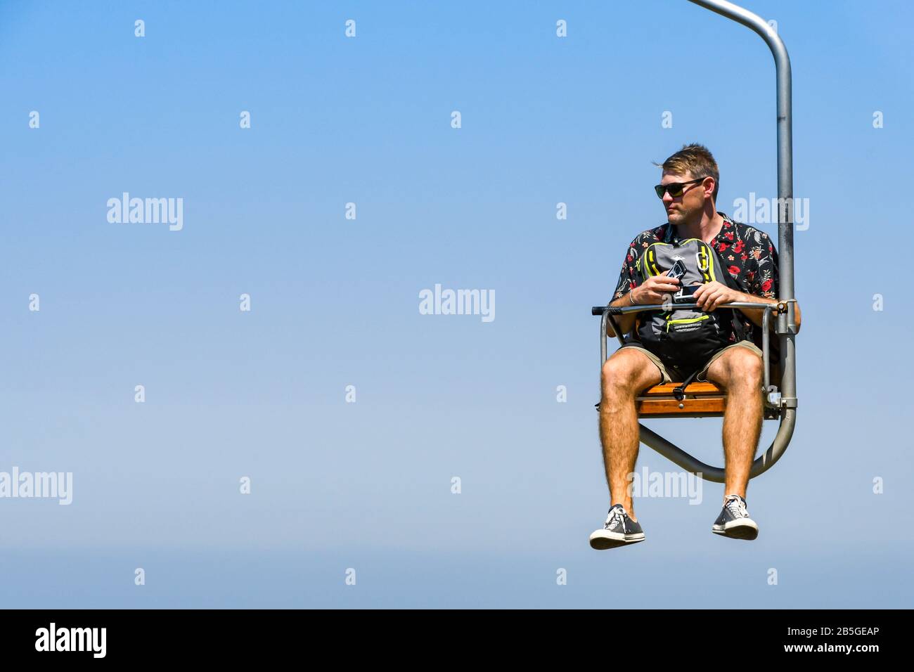 Anacapri, ILE DE CAPRI, ITALIE - AOÛT 2019: Personne sur un fauteuil de levage voyageant jusqu'au sommet du mont Solaro au-dessus d'Anacapri Banque D'Images
