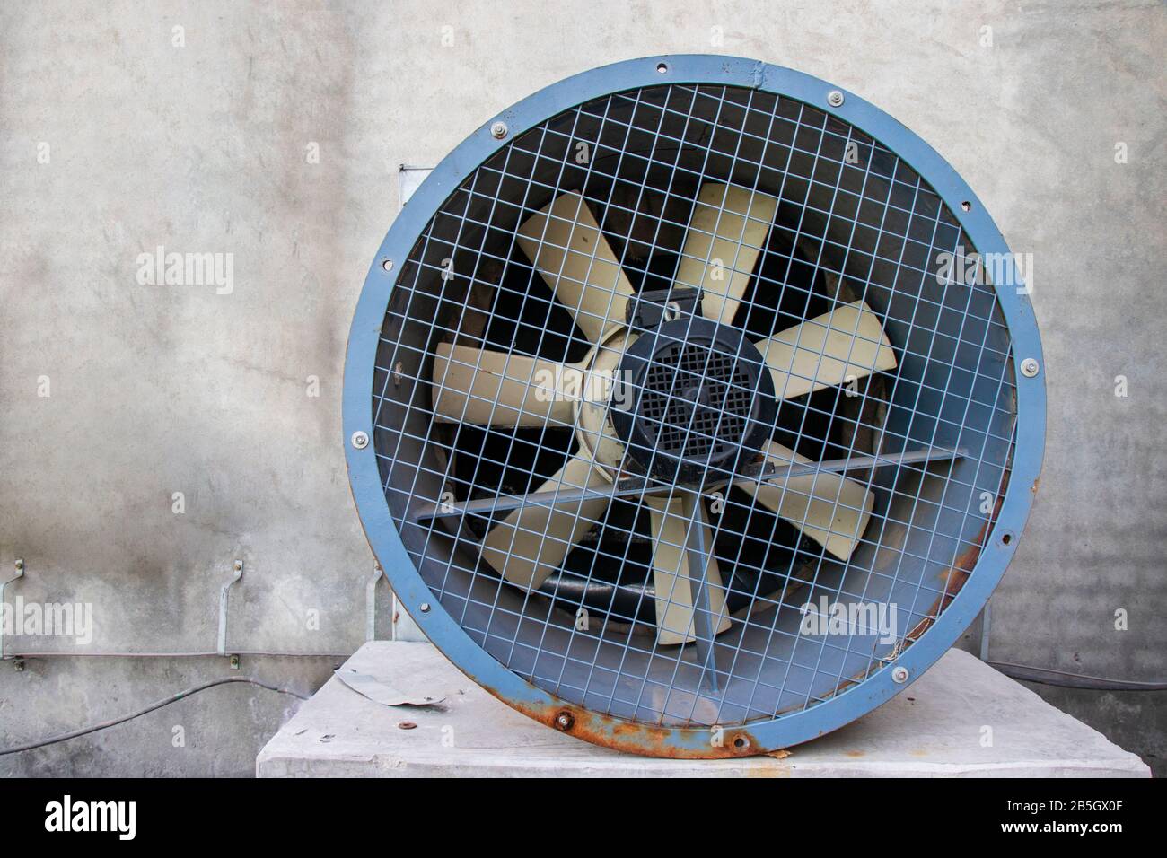 Ventilateur d'échappement intégré. Ventilateur sale et poussiéreux Banque D'Images