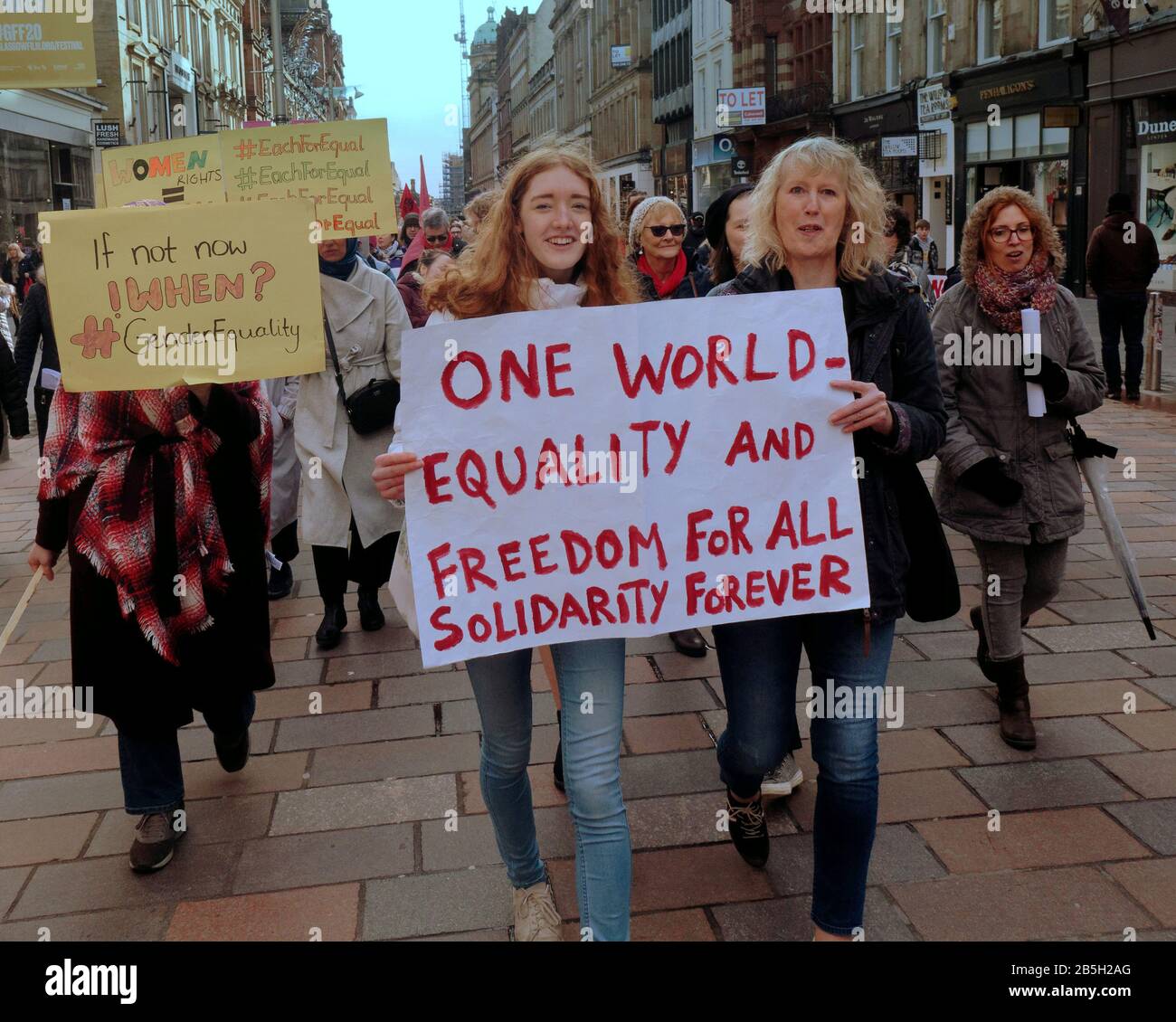 Glasgow, Ecosse, Royaume-Uni, 8 mars 2020: La journée internationale des femmes a vu une march4 femmes sur le style Mile of Scotland Buchanan Street. Copywrite Gerard Ferry/ Alay Live News Banque D'Images