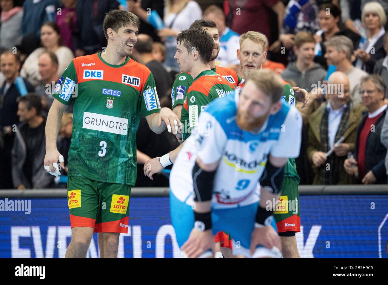 08 Mars 2020, Bade-Wuerttemberg, Stuttgart: Handball: Bundesliga, TVB Stuttgart - SC Magdeburg, 27ème jour de jumelage. Les joueurs de Magdeburg sont heureux après le jeu. Photo: Marijan Murat/Dpa Banque D'Images