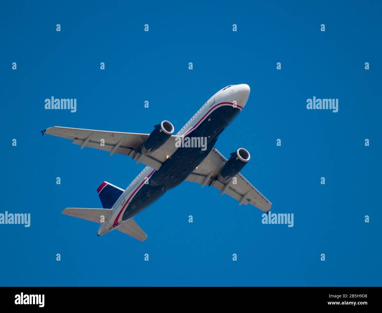 Un Jumbo Jet en vol juste après le décollage d'un aéroport de Phoenix Arizona. Banque D'Images