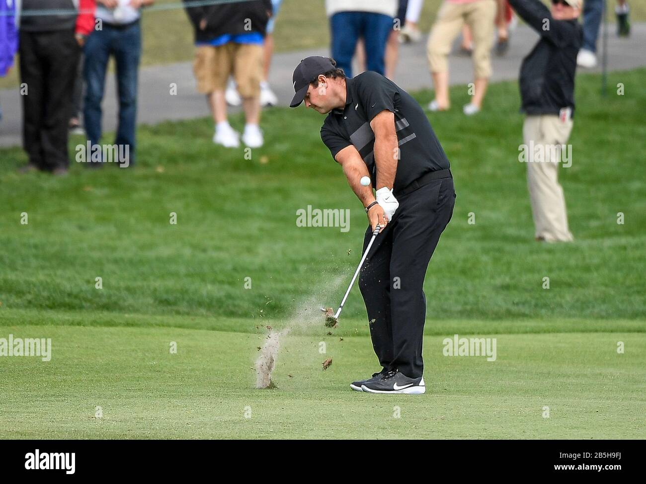 Orlando, FL, États-Unis. 8 mars 2020. Patrick Reed frappe le sixième fairway lors de la dernière ronde de l'invitation Arnold Palmer présentée par Mastercard tenue au Bay Hill Club & Lodge d'Arnold Palmer à Orlando, En Floride. Romeo T Guzman/CSM/Alay Live News Banque D'Images