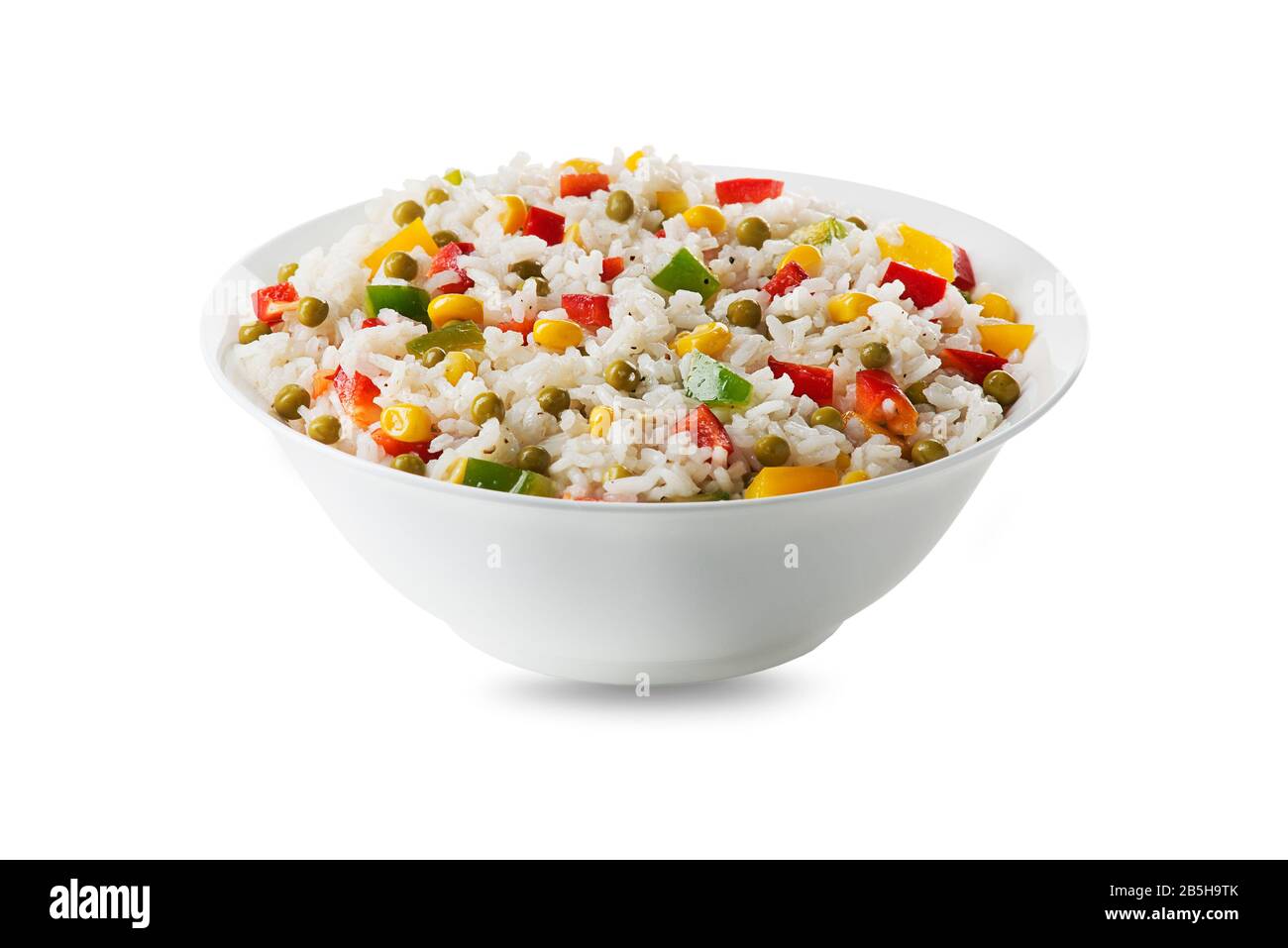 Salade de riz frais avec légumes mélangés dans un bol isolé sur blanc Banque D'Images