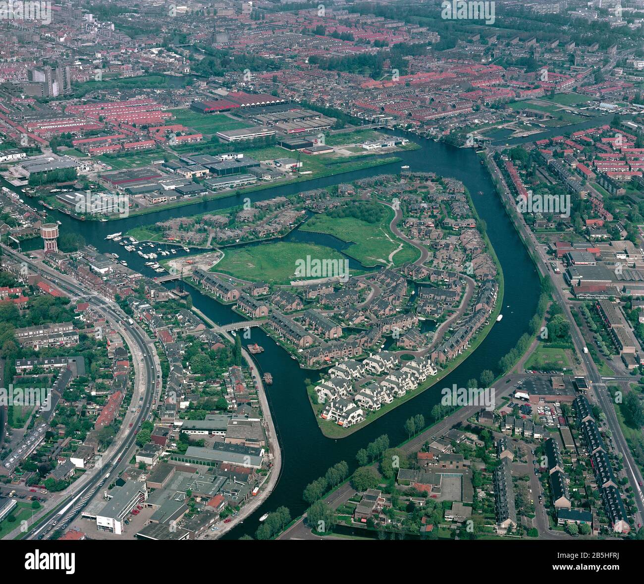 Leiden, Hollande, 17 mai 1985 : photo aérienne historique du Waard eiland, une île résidentielle verte et récréative Banque D'Images