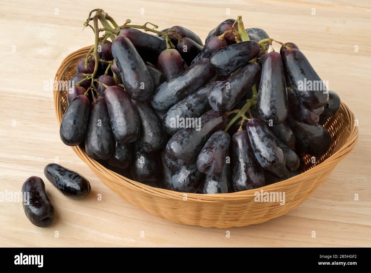 Panier avec des raisins mûrs Sweet Sapphire gros vers le haut Banque D'Images