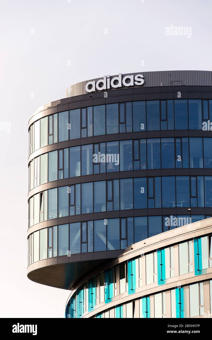 Prague, RÉPUBLIQUE TCHÈQUE - 5 MARS 2020: Fabricant de vêtements de sport Adidas logo de la société sur le siège construit le 5 mars 2020 à Prague, République tchèque Banque D'Images