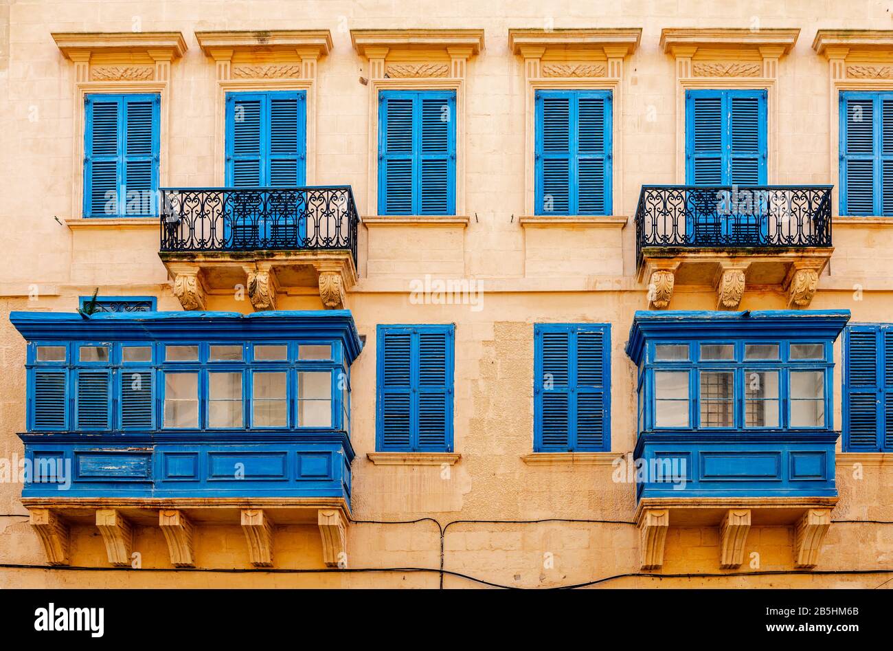 Une maison avec des balcons en bois colorés à la Valletta, Malte, typique de l'architecture maltaise traditionnelle. Banque D'Images