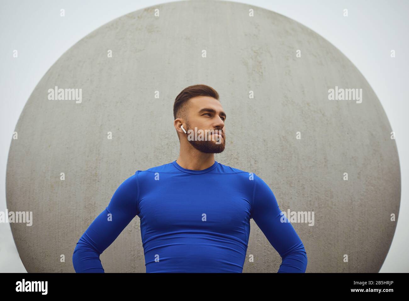 En barbu sportswear sur fond gris. Sport lifestyle. Banque D'Images