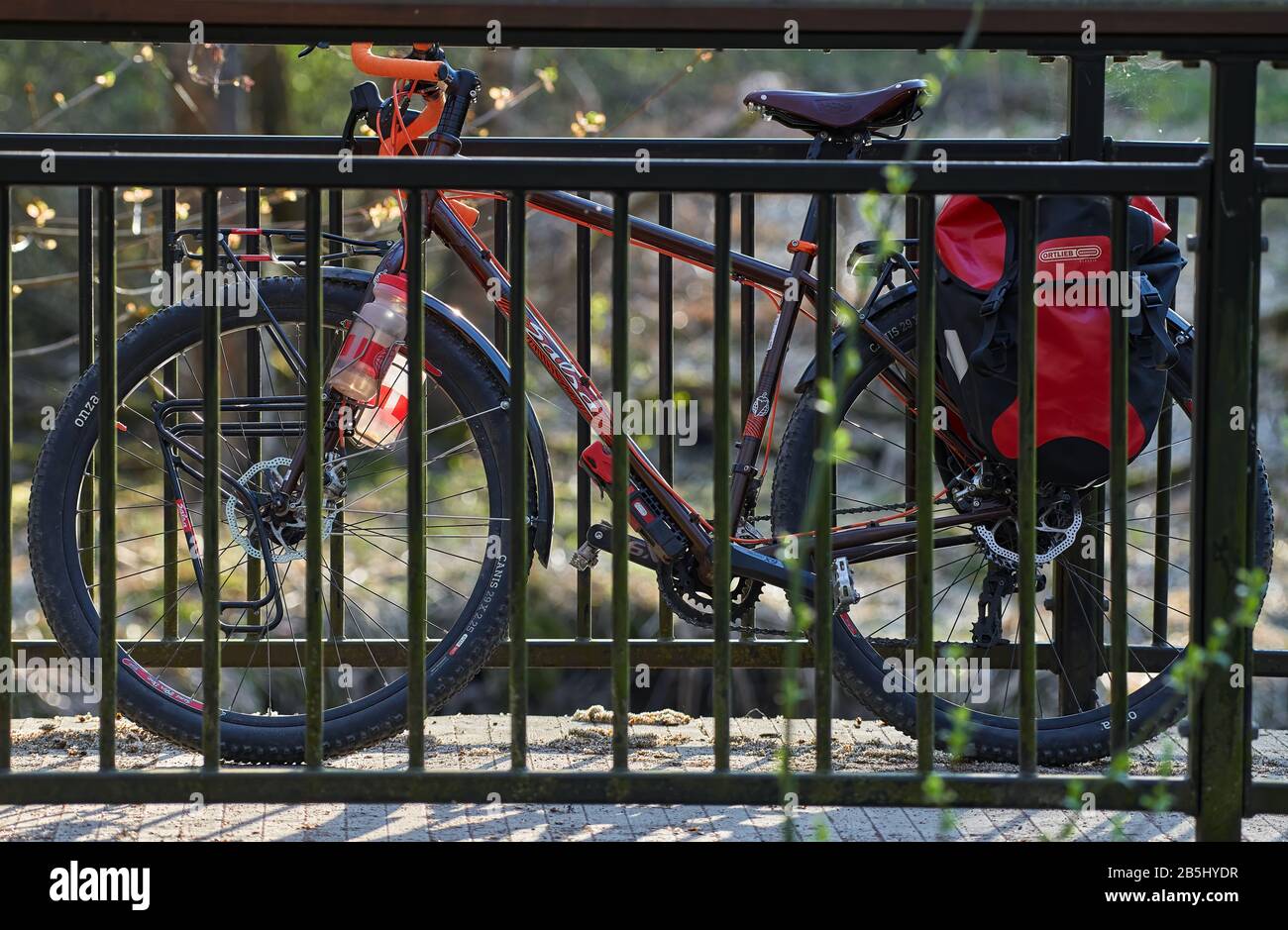 Helsinki, Finlande – 27 avril 2019 : vélo d'aventure avec vélo de montagne et capacités de vélo de tourisme et valises rouges attachées au vélo sur le pont. Banque D'Images