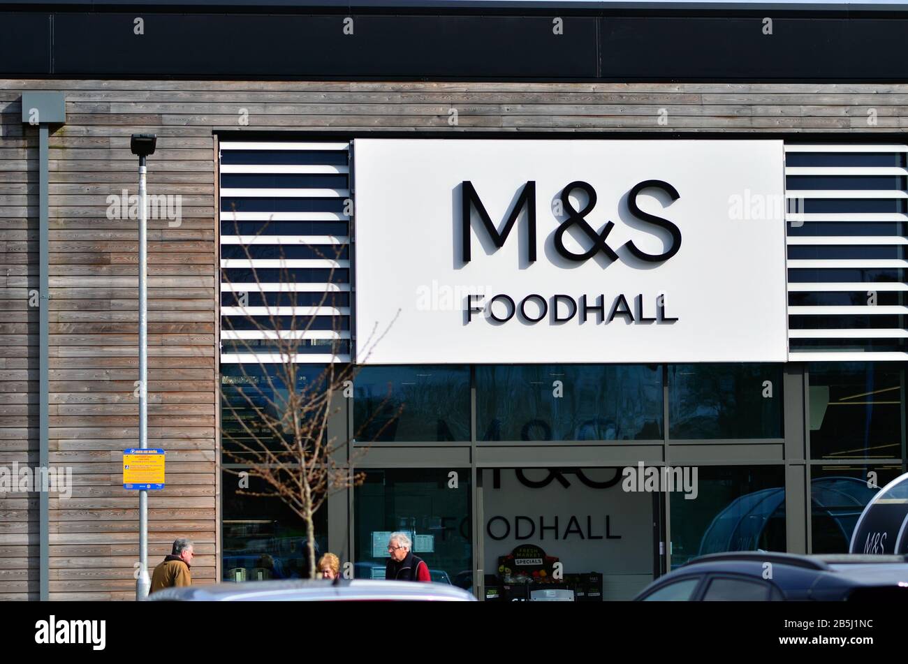 Stone / Royaume-Uni - 8 mars 2020: M&S Foodhall signe à l'entrée du supermarché vu dans la petite ville britannique Stone dans Staffordshire. Banque D'Images