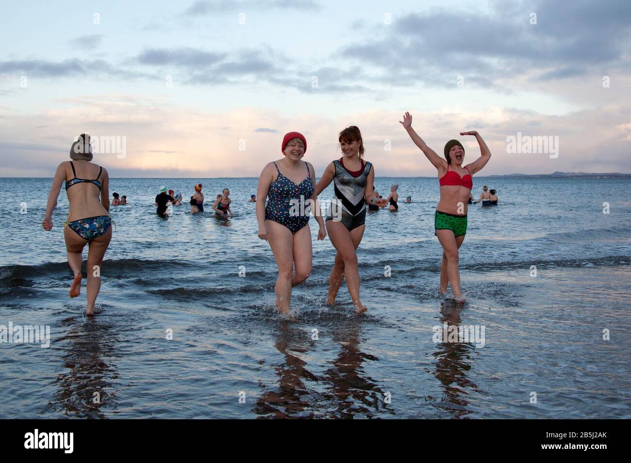 Portobello, Édimbourg, Écosse, Royaume-Uni, 8 mars 2020. Lors de la Journée internationale de la femme, une célébration de womenhod, en prenant une baignade au coucher du soleil organisée par WanderWomen. Banque D'Images