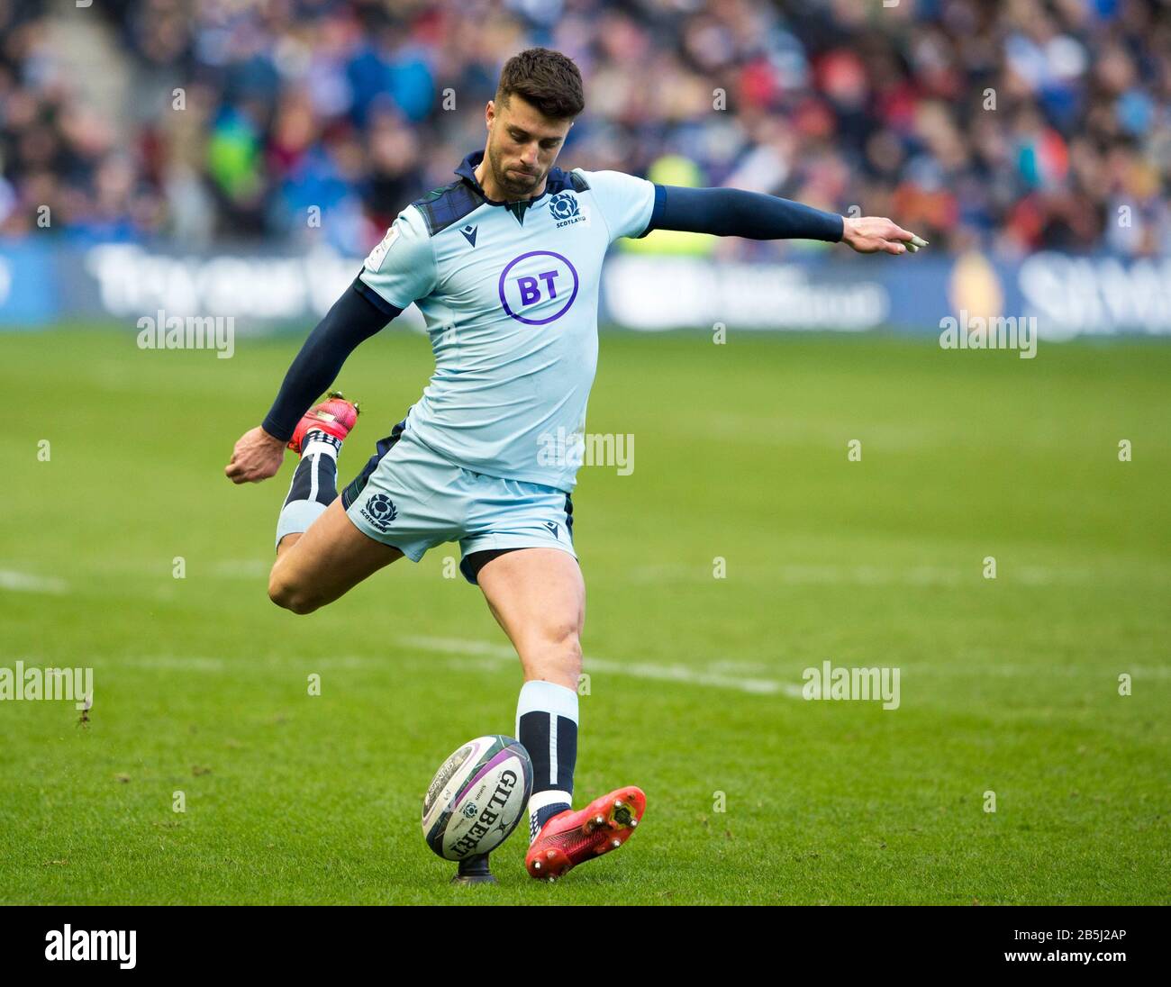 BT Murrayfield Stadium, Édimbourg, Écosse, Royaume-Uni. 8 mars 2020. Adam Hastings, de l’Écosse, prend un coup de pouce à la conversion après le second essai de Maitland. Crédit: Ian Rutherford/Alay Live News. Banque D'Images