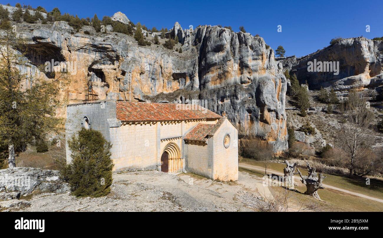 Église San Bartolome dans le canyon de Rio Lobos. Soria, Espagne. Banque D'Images