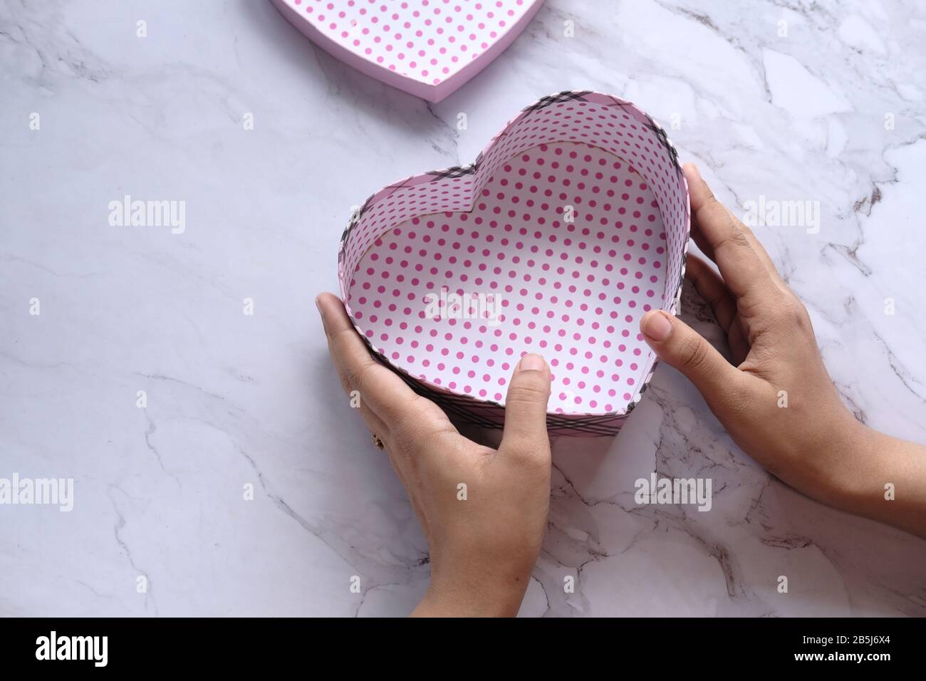 vue de dessus de la main des femmes avec boîte cadeau vide Banque D'Images