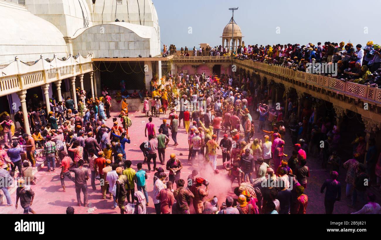 Fête de Mathura holi. Gens célébrant les vacances avec des couleurs. Banque D'Images