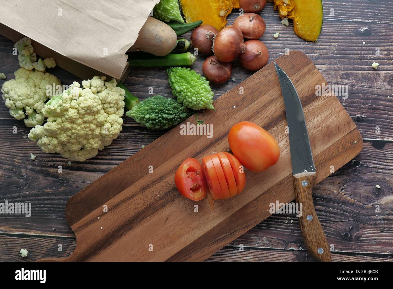 vue de dessus des légumes frais sur la planche à découper, concept de saine alimentation Banque D'Images