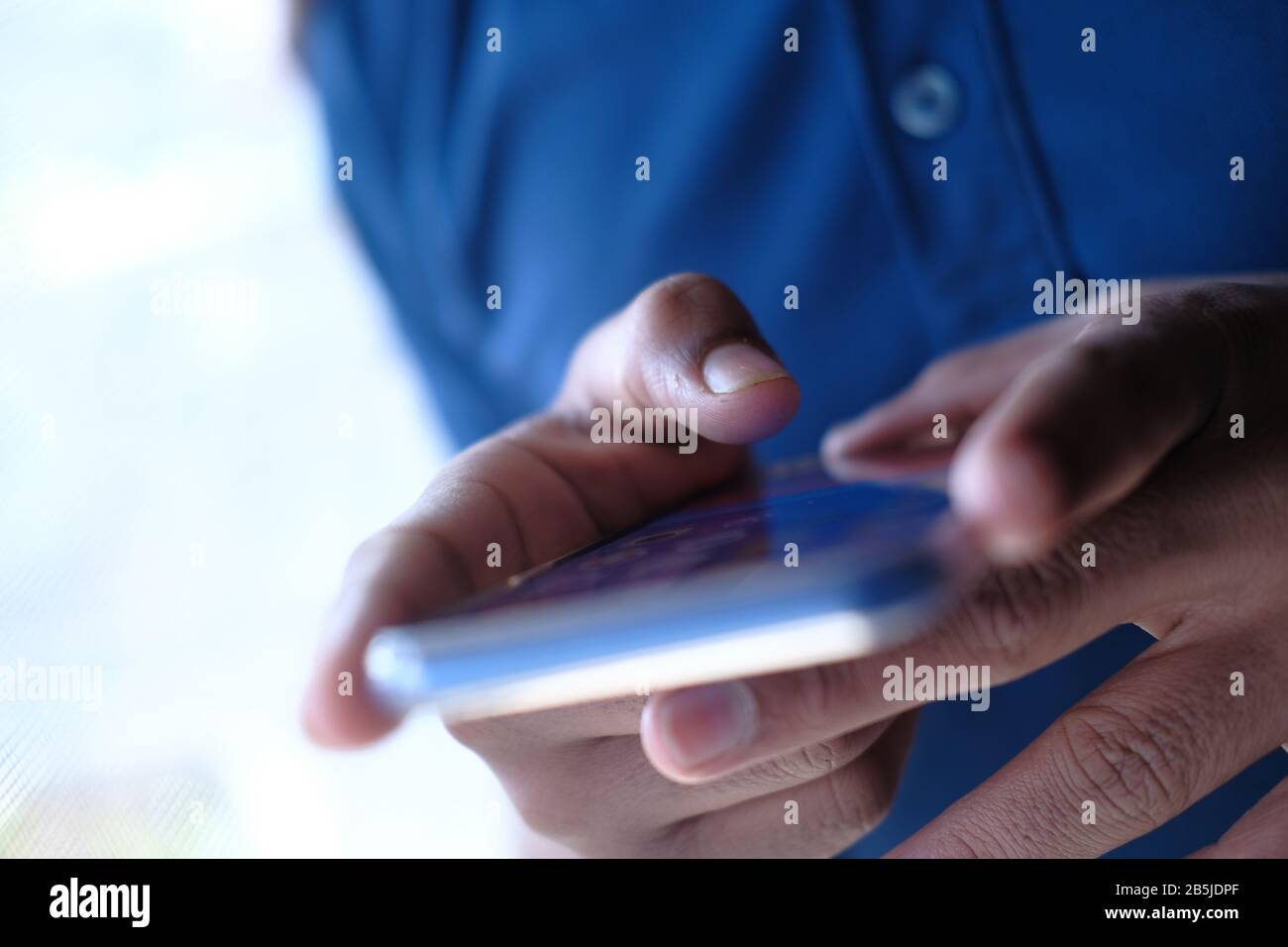 gros plan sur la main, utilisez un smartphone Banque D'Images