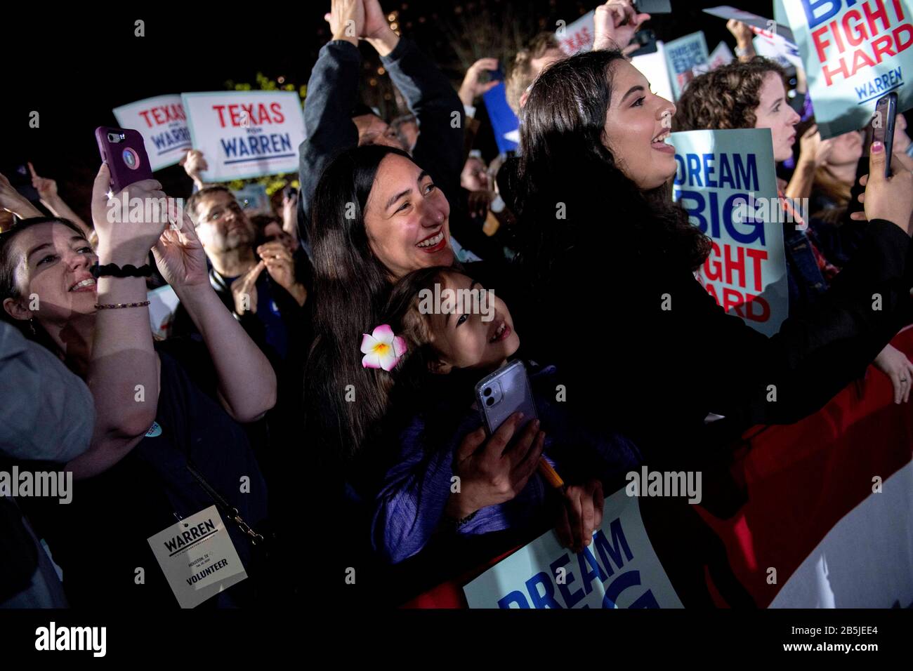 Les partisans de Elizabeth Warren se rassemblent au Discovery Green pour le Super mardi 29 février 2020 à Houston, Texas. Banque D'Images