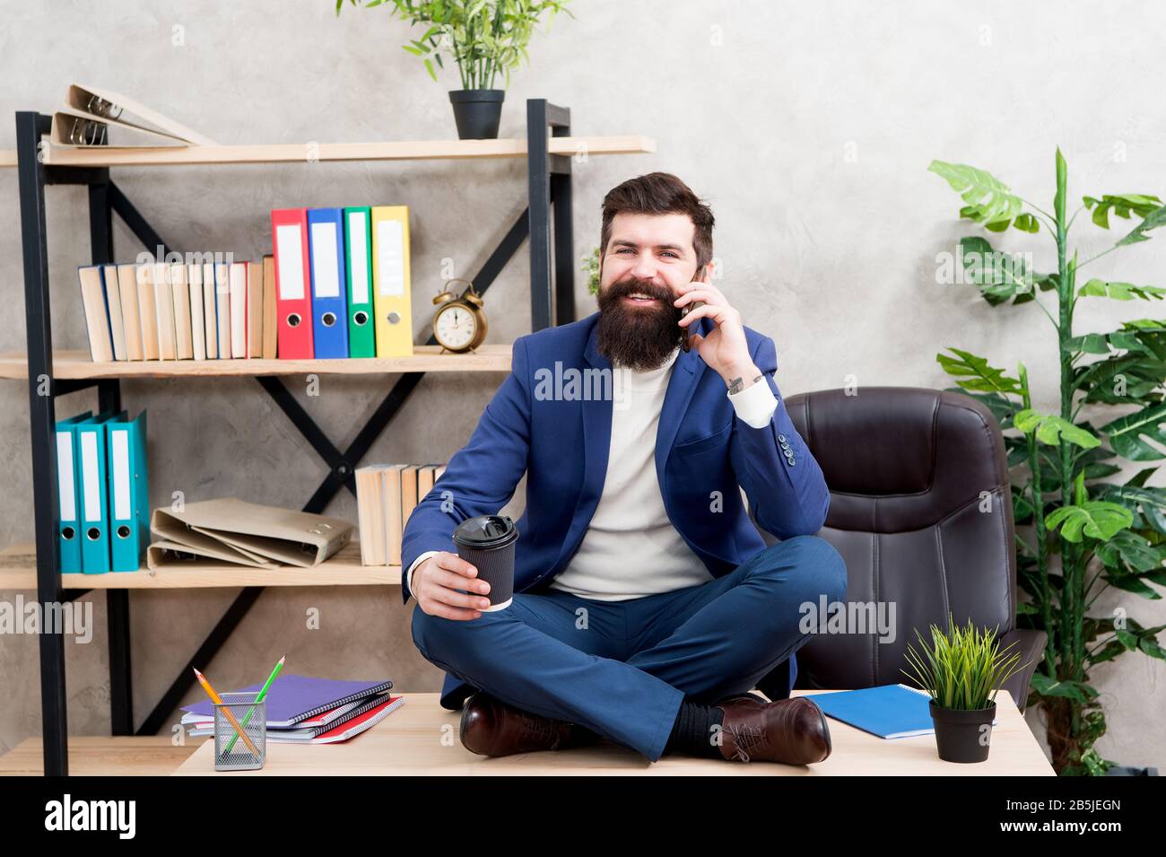 L'heure du déjeuner est bonne. Bien-être mental et détente. Homme barbu Manager costume formel assis lotus pose détente. Pour vous détendre. Auto-soins. Aide psychologique. Techniques de relaxation. Conversation mobile. Banque D'Images