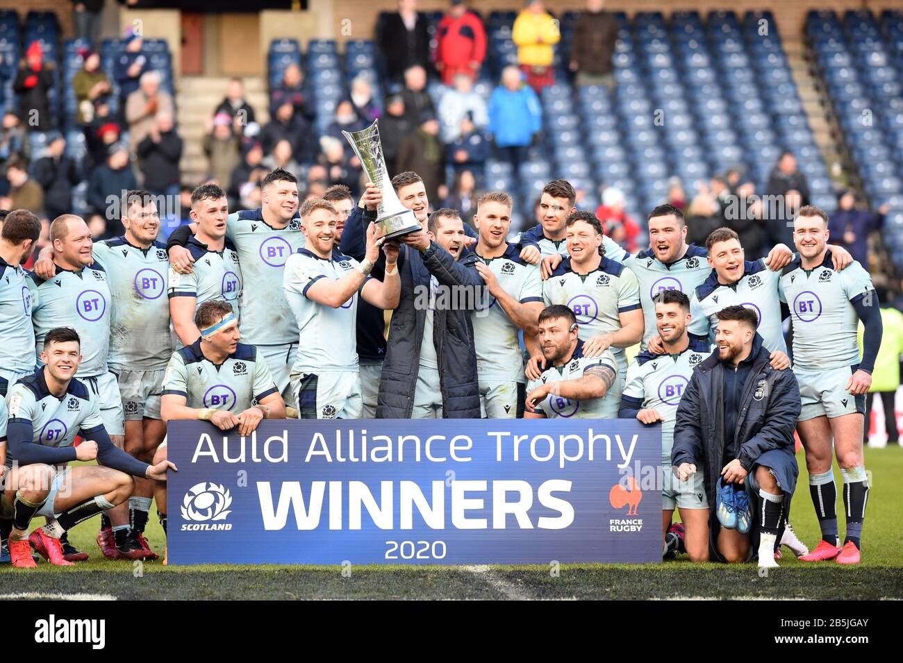 Tynecastle Park .Edinburgh.Scotland.Uk 7 Mars 20 Scottish Premiership Hearts / Motherwell. BT Murrayfield Stadium.Edinburgh.Scotland.UK. 8 mars 2020 Guinness Six Nations Test match Ecosse / France. Capitaine écossais pour la journée Fraser Brown & Kyle Steyn tiennent en altitude le trophée Auld Alliance . Crédit: Eric mccowat/Alay Live News Banque D'Images