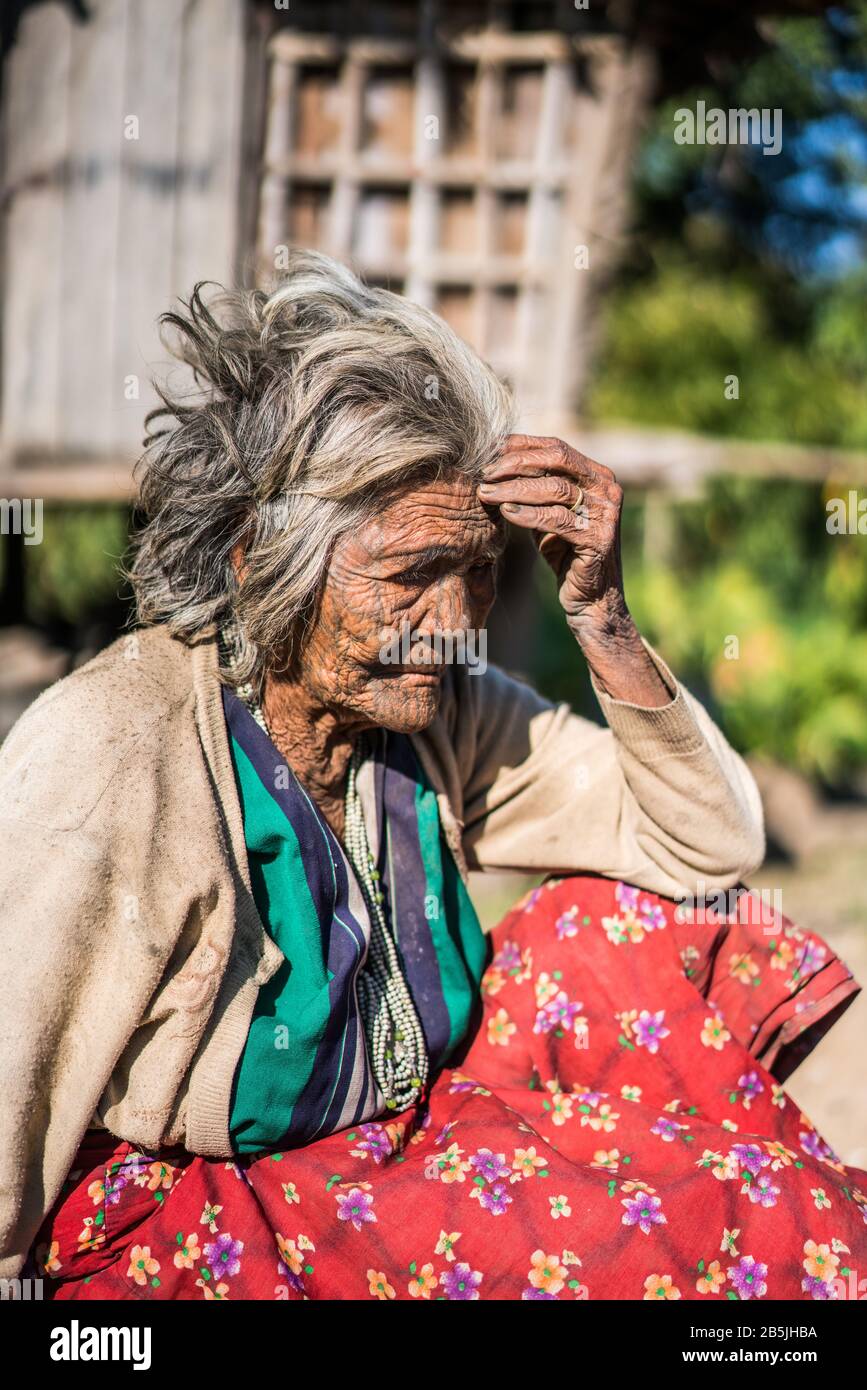 Femme locale avec visage tatoué du village Mindat, état de Chin, Myanmar, Asie. Banque D'Images