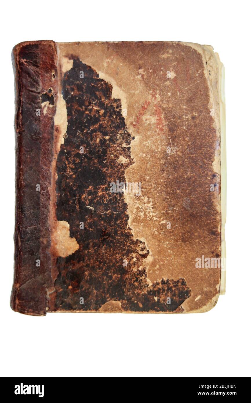 Ancienne couverture de livre isolée sur fond blanc. Grande texture, papier décrépit jaunté. Banque D'Images
