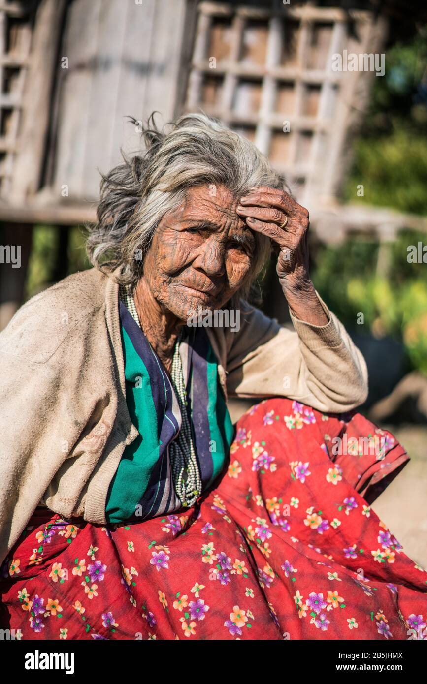 Femme locale avec visage tatoué du village Mindat, état de Chin, Myanmar, Asie. Banque D'Images