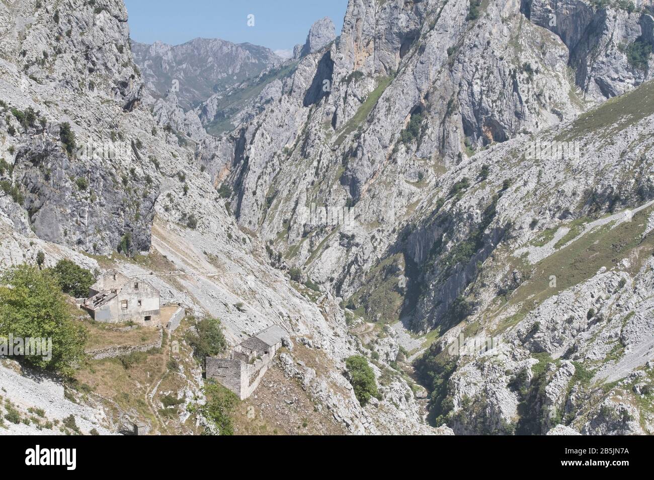 Gorges CARES, Principauté des Asturies/Espagne ; 05 août 2015. Cette gorge, avec ses passes étroites et ses gullies, est en plein cœur des Picos de Eur Banque D'Images