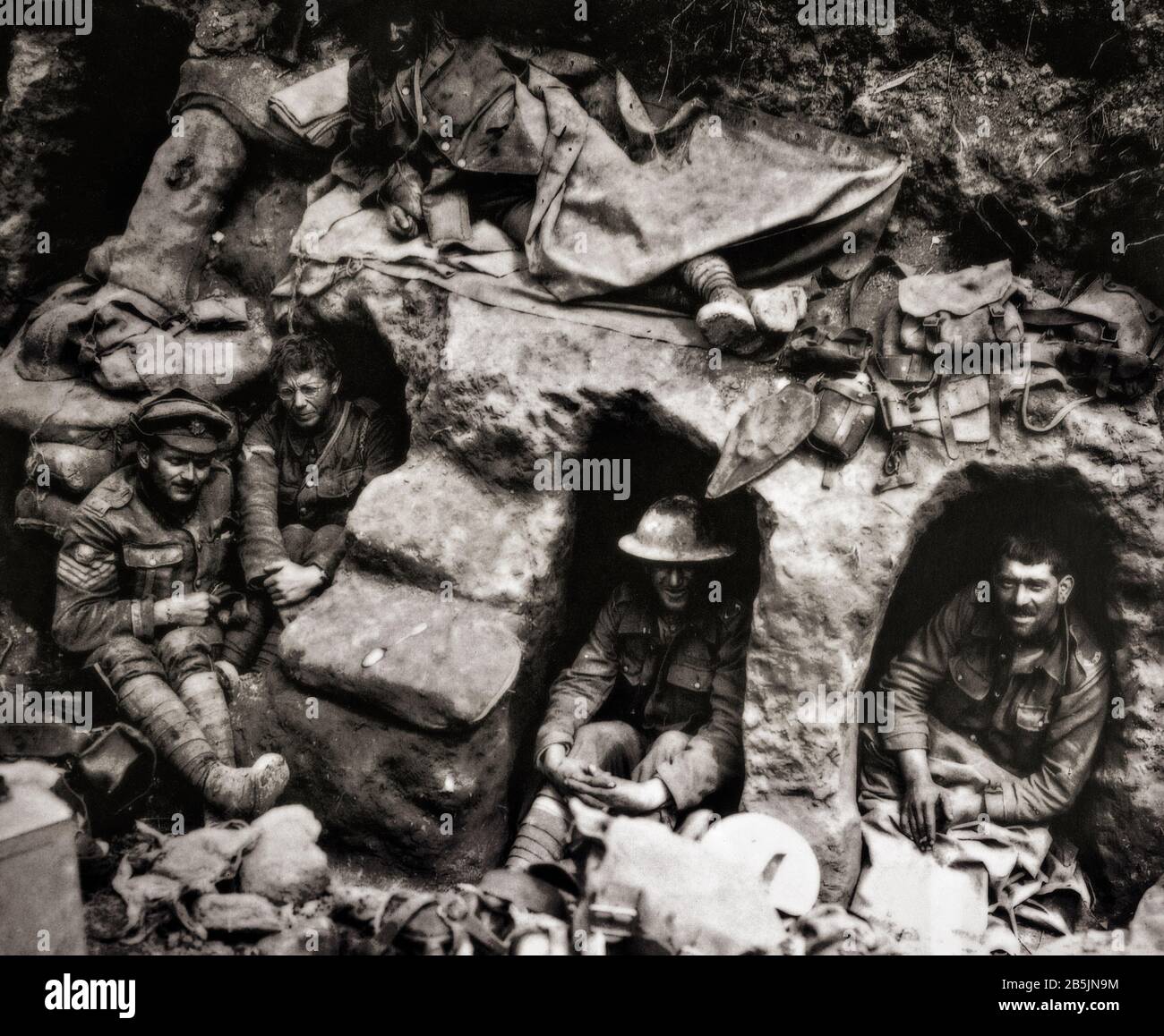 Soldats du Régiment des frontières prenant une pause dans des niches (ou des trous de funk) construites dans les tranchées près du Bois de Thiepval pendant la bataille de la somme en août 1916. Banque D'Images