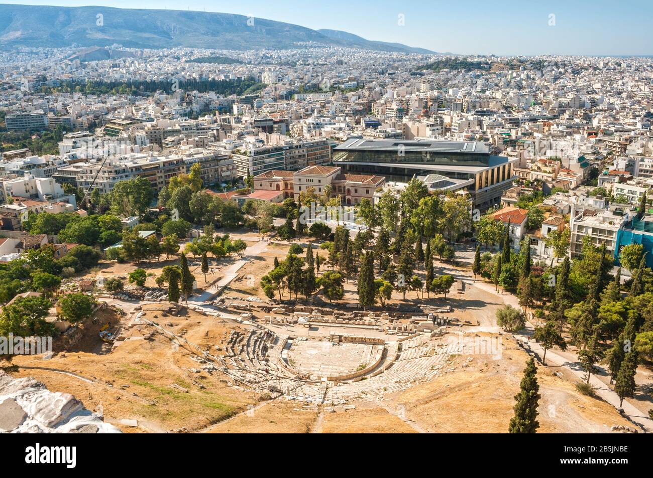 Vue de l'Acropole au théâtre de Dionysus et des quartiers résidentiels de la ville. Athènes paysage urbain, Grèce Banque D'Images